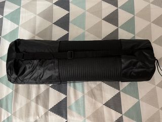 Esterilla negra para yoga o pilates