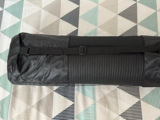 Esterilla negra para yoga o pilates