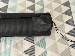 Esterilla negra para yoga o pilates