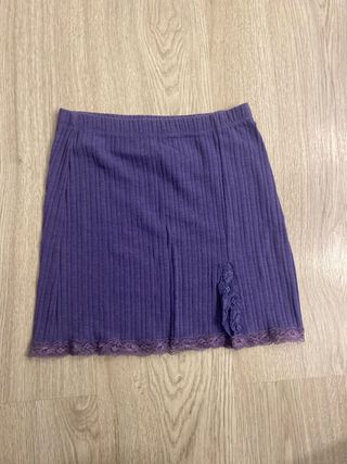 Falda corta morada Pull&Bear con encaje