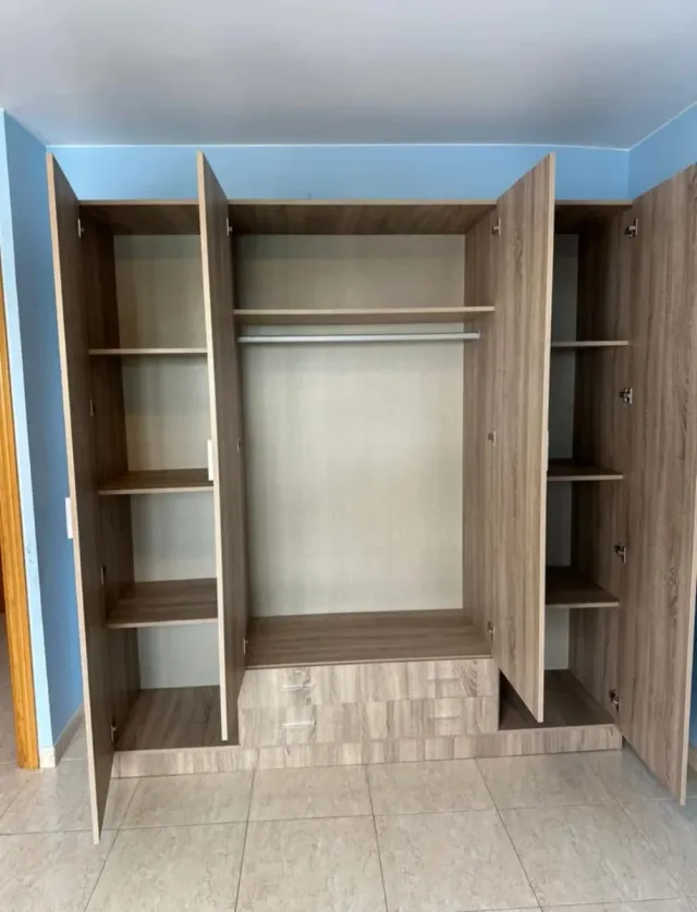 Armadio in legno color beige