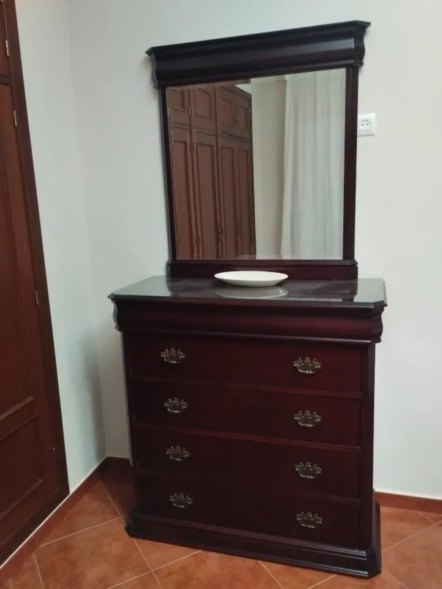 Cómoda de madera de caoba