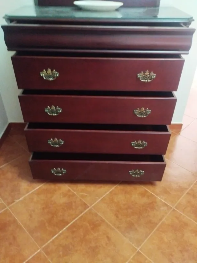 Cómoda de madera de caoba