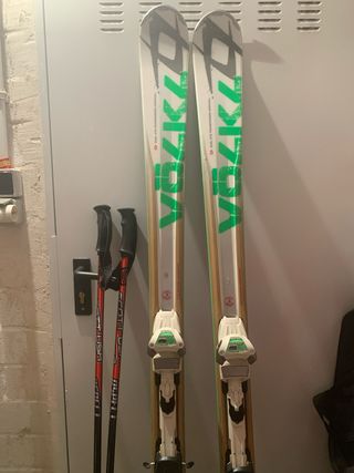 Esquís Volkl con bastones