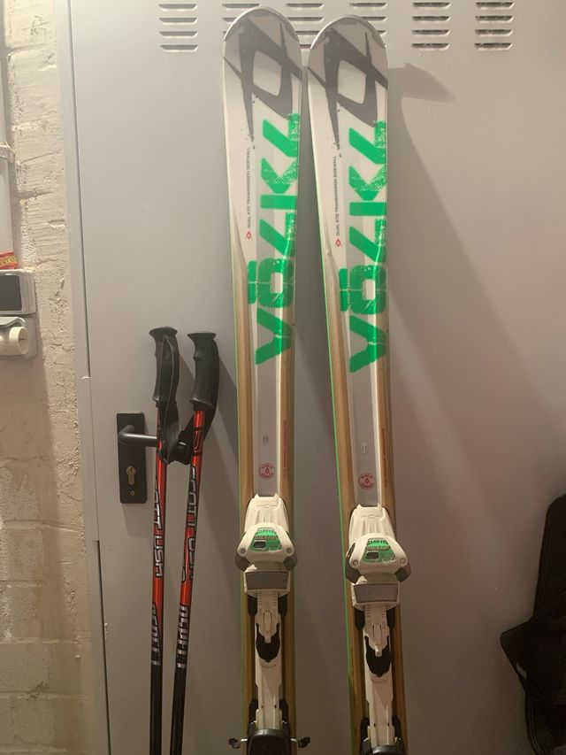 Esquís Volkl con bastones