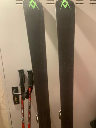Esquís Volkl con bastones