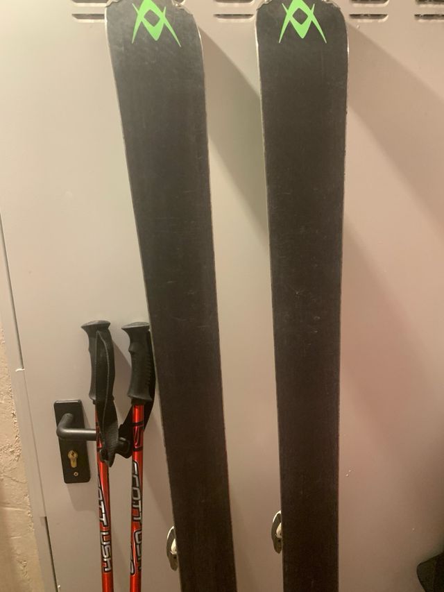 Esquís Volkl con bastones