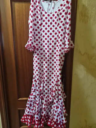 Traje de flamenca blanco con lunares rojo