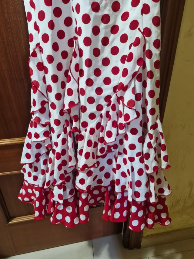 Traje de flamenca blanco con lunares rojo