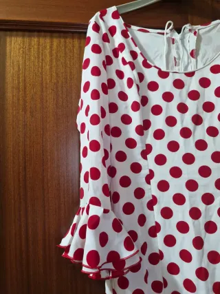 Traje de flamenca blanco con lunares rojo