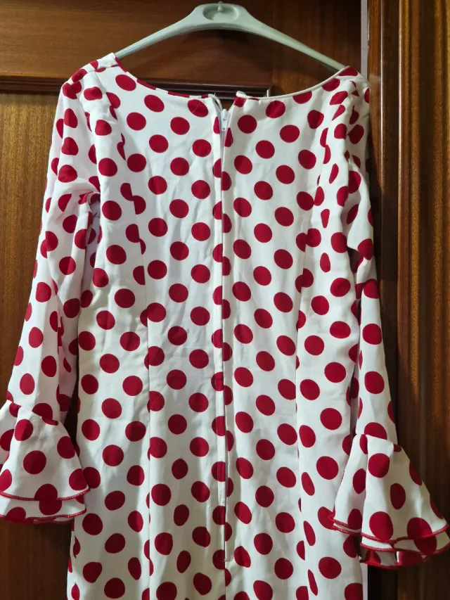 Traje de flamenca blanco con lunares rojo