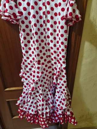 Traje de flamenca blanco con lunares rojo