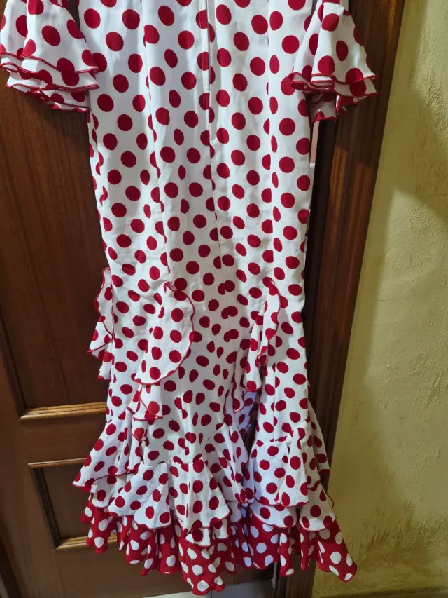 Traje de flamenca blanco con lunares rojo