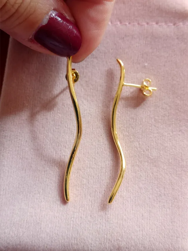 Pendientes dorados línea ondulada plata