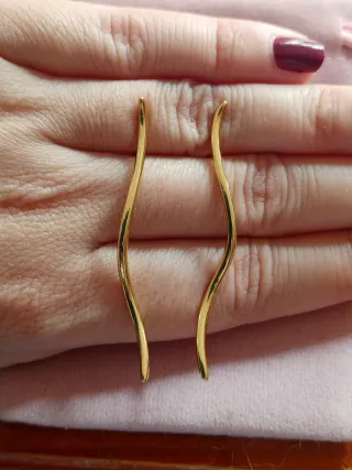 Pendientes dorados línea ondulada plata