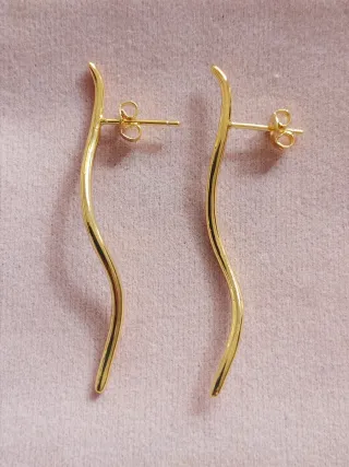 Pendientes dorados línea ondulada plata