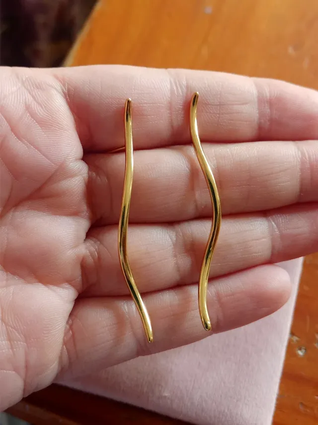 Pendientes dorados línea ondulada plata