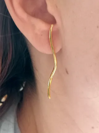 Pendientes dorados línea ondulada plata