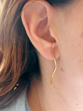 Pendientes dorados línea ondulada plata