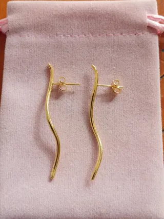 Pendientes dorados línea ondulada plata