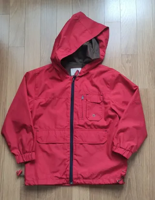 Parka roja con capucha