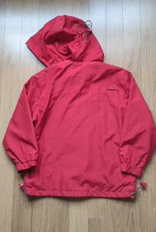 Parka roja con capucha