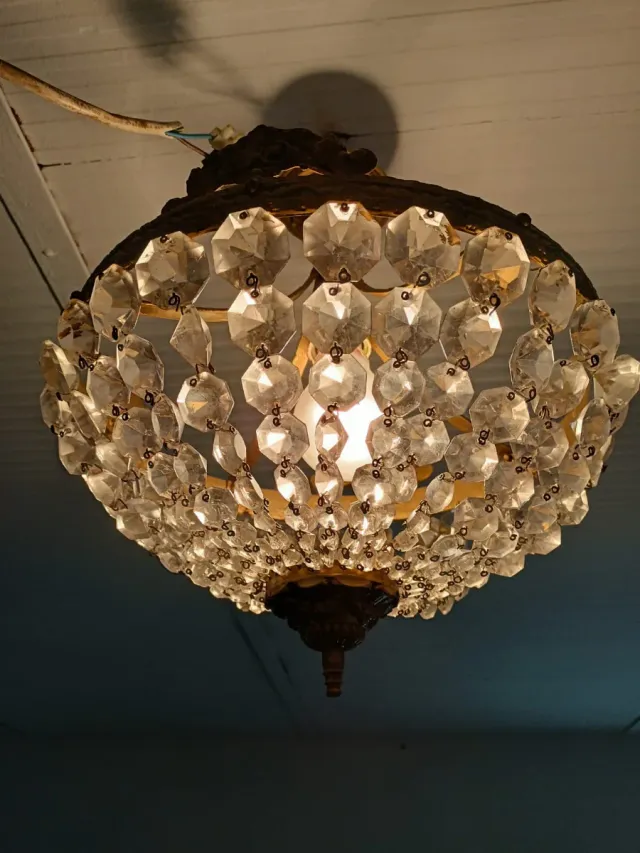 Lámpara de cristal colgante dorada(falta un crista