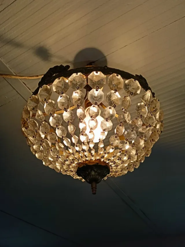 Lámpara de cristal colgante dorada(falta un crista