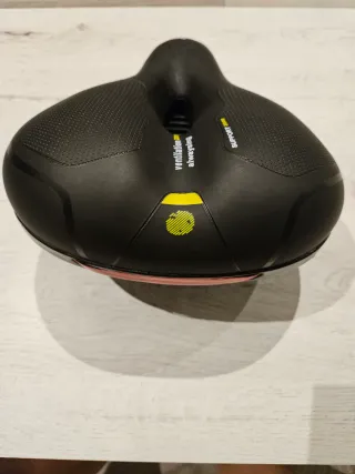 Sillín de bicicleta con ventilación