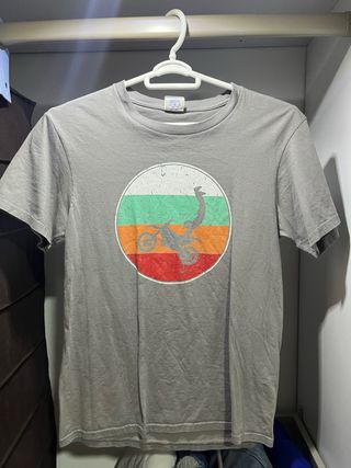 Camiseta gris con estampado de moto