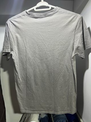 Camiseta gris con estampado de moto