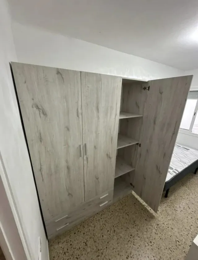 Armadio in legno grigio