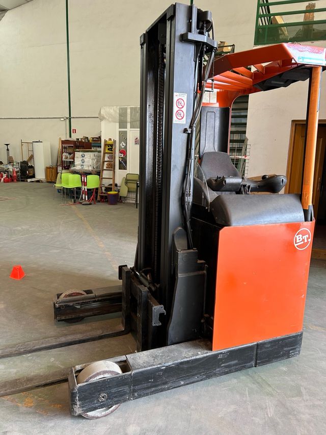 Carretilla elevadora retractil como nueva