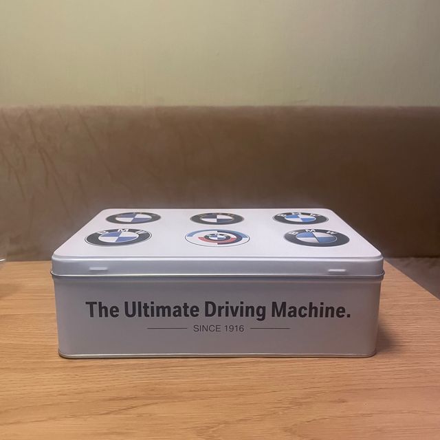 Caja metálica BMW