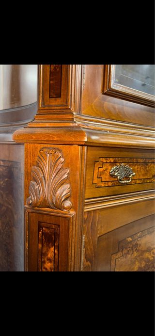 Vetrina antica in radica di noce