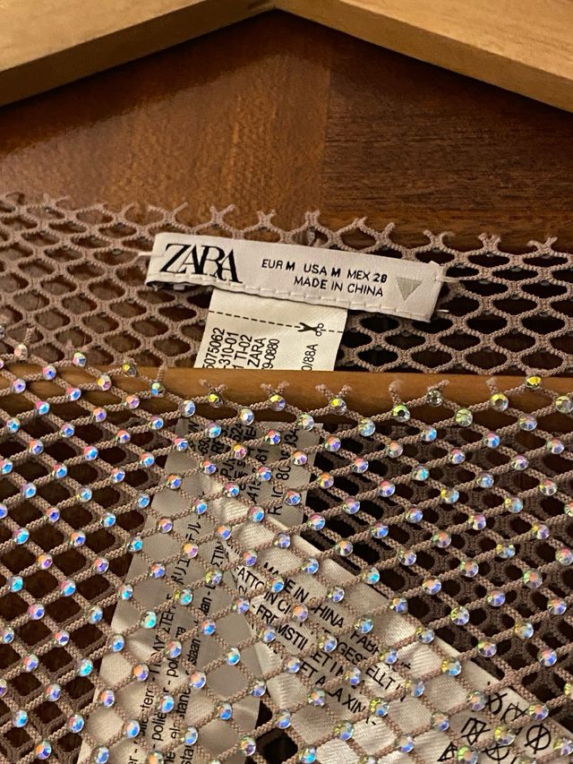 Top de red ZARA plateado talla M.