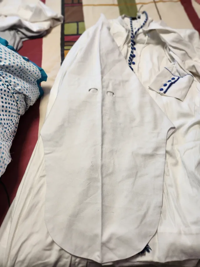 Traje Nazareno Blanco con Detalles Azules