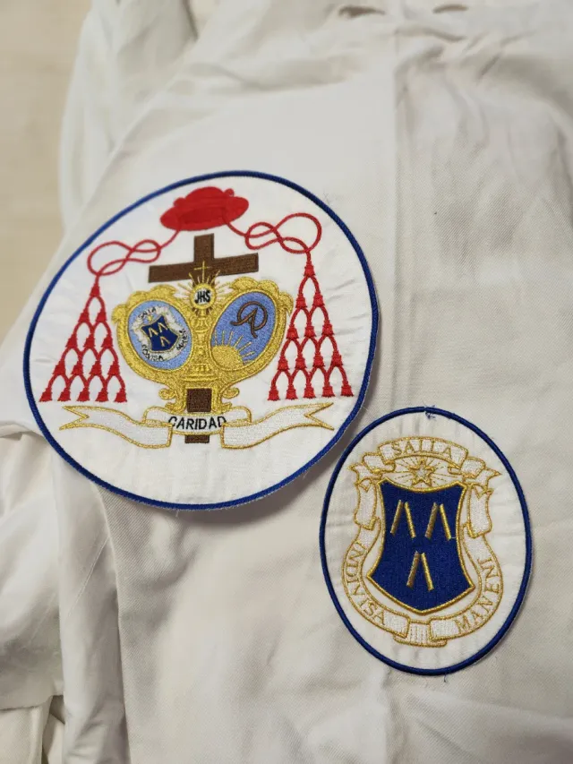 Traje Nazareno Blanco con Detalles Azules