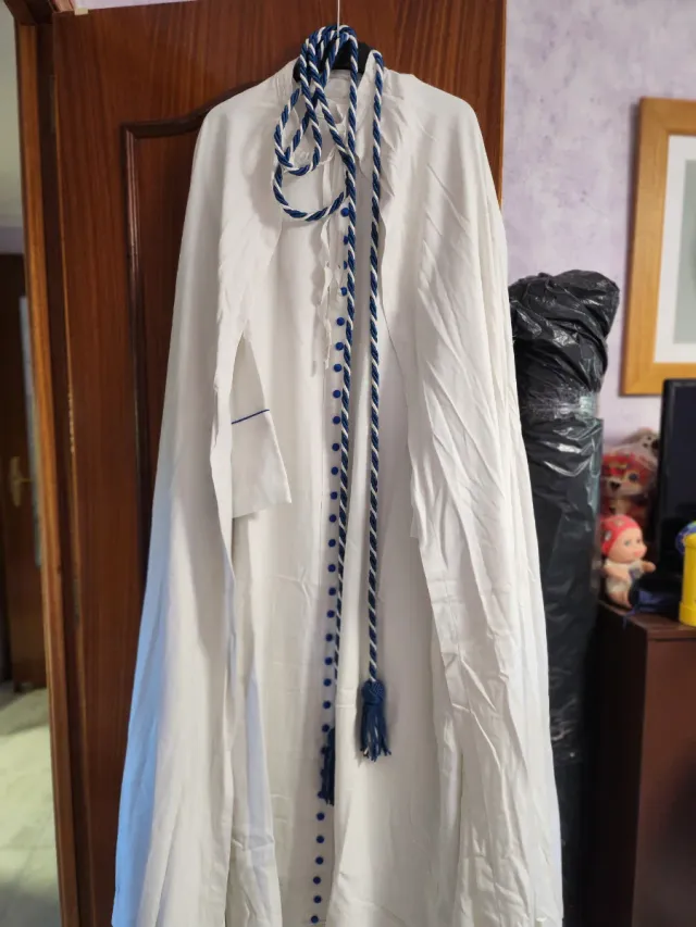 Traje Nazareno Blanco con Detalles Azules