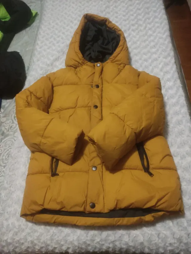 Cazadora de niño, Zara,mostaza, abriga mucho.