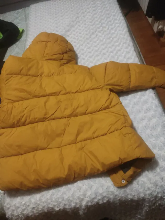 Cazadora de niño, Zara,mostaza, abriga mucho.