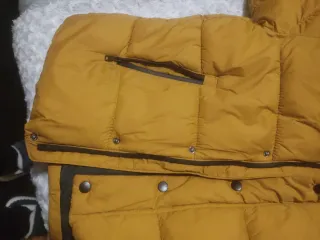 Cazadora de niño, Zara,mostaza, abriga mucho.