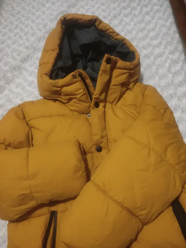 Cazadora de niño, Zara,mostaza, abriga mucho.