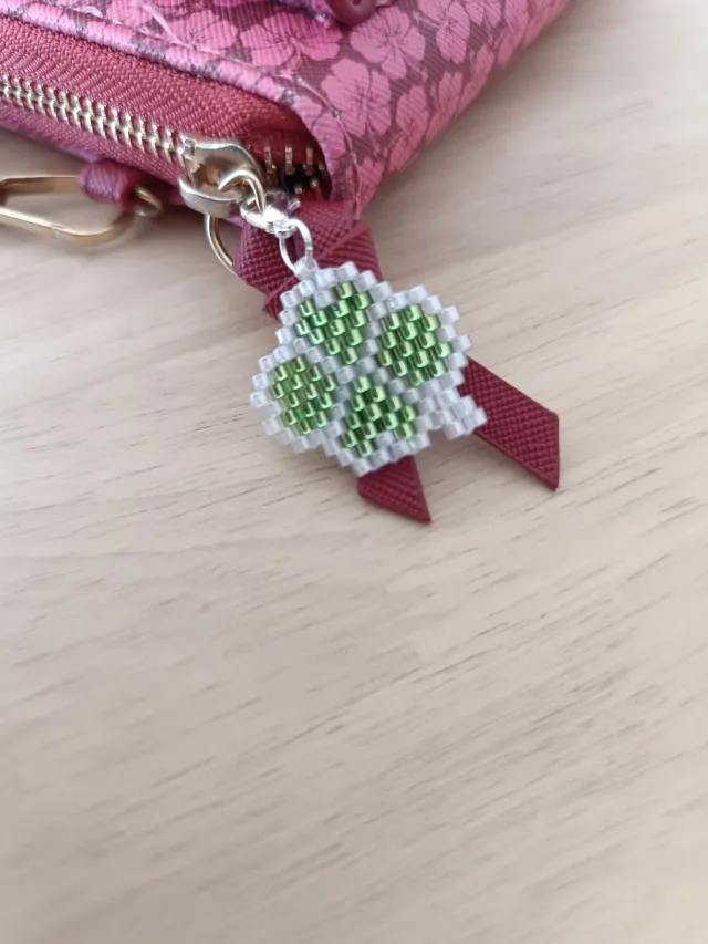 Adorno de cuentas verde y plateado