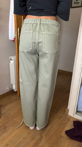 Pantalón verde ancho
