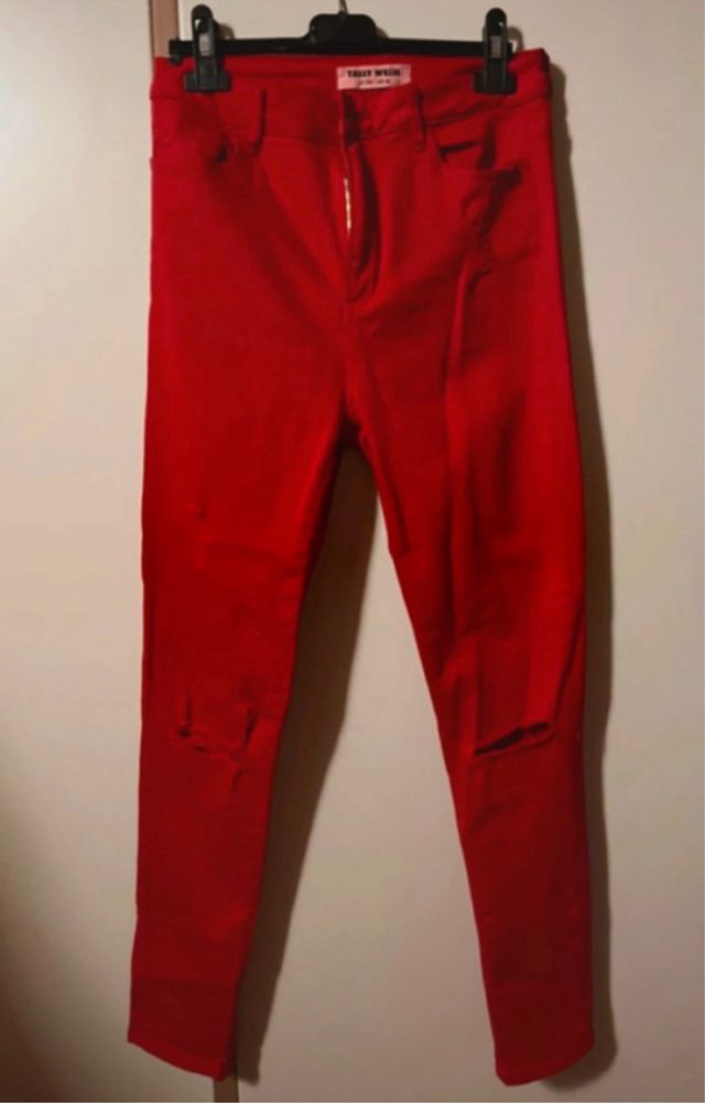 Jeans rossi elasticizzati strappati