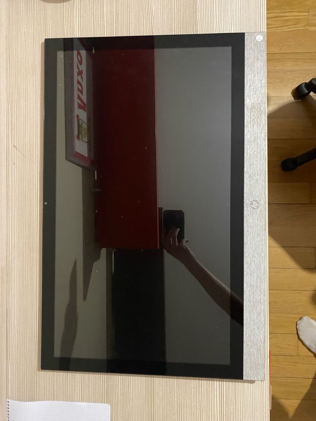 Pantalla HP All-in-One con estructura metálica