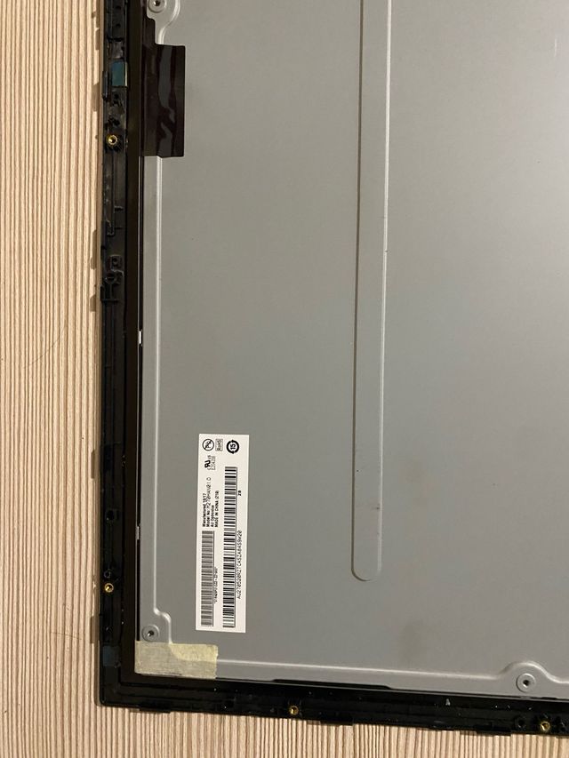 Pantalla HP All-in-One con estructura metálica