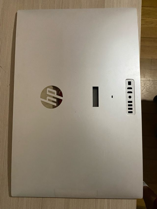 Pantalla HP All-in-One con estructura metálica