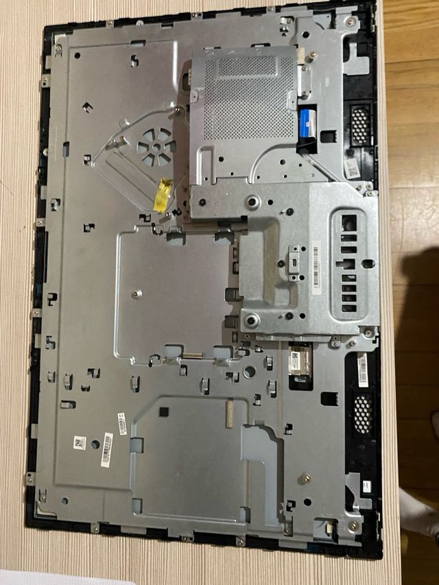 Pantalla HP All-in-One con estructura metálica